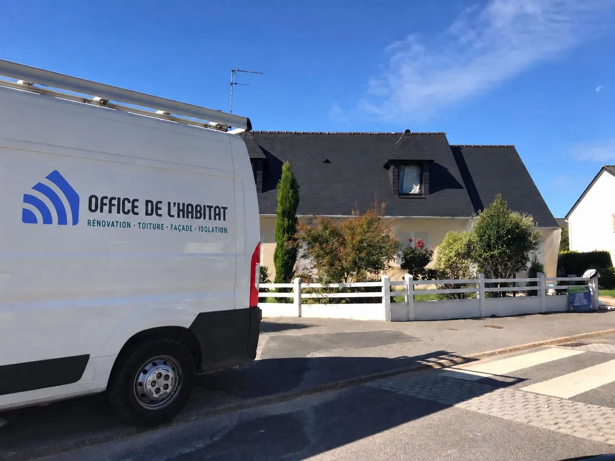 Camion Office de l'Habitat devant une maison dont la toiture vient d'être traitée
