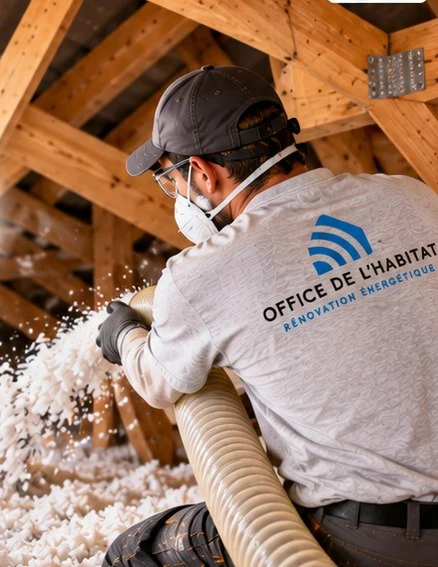 Professionnel en cours d’isolation de combles par soufflage