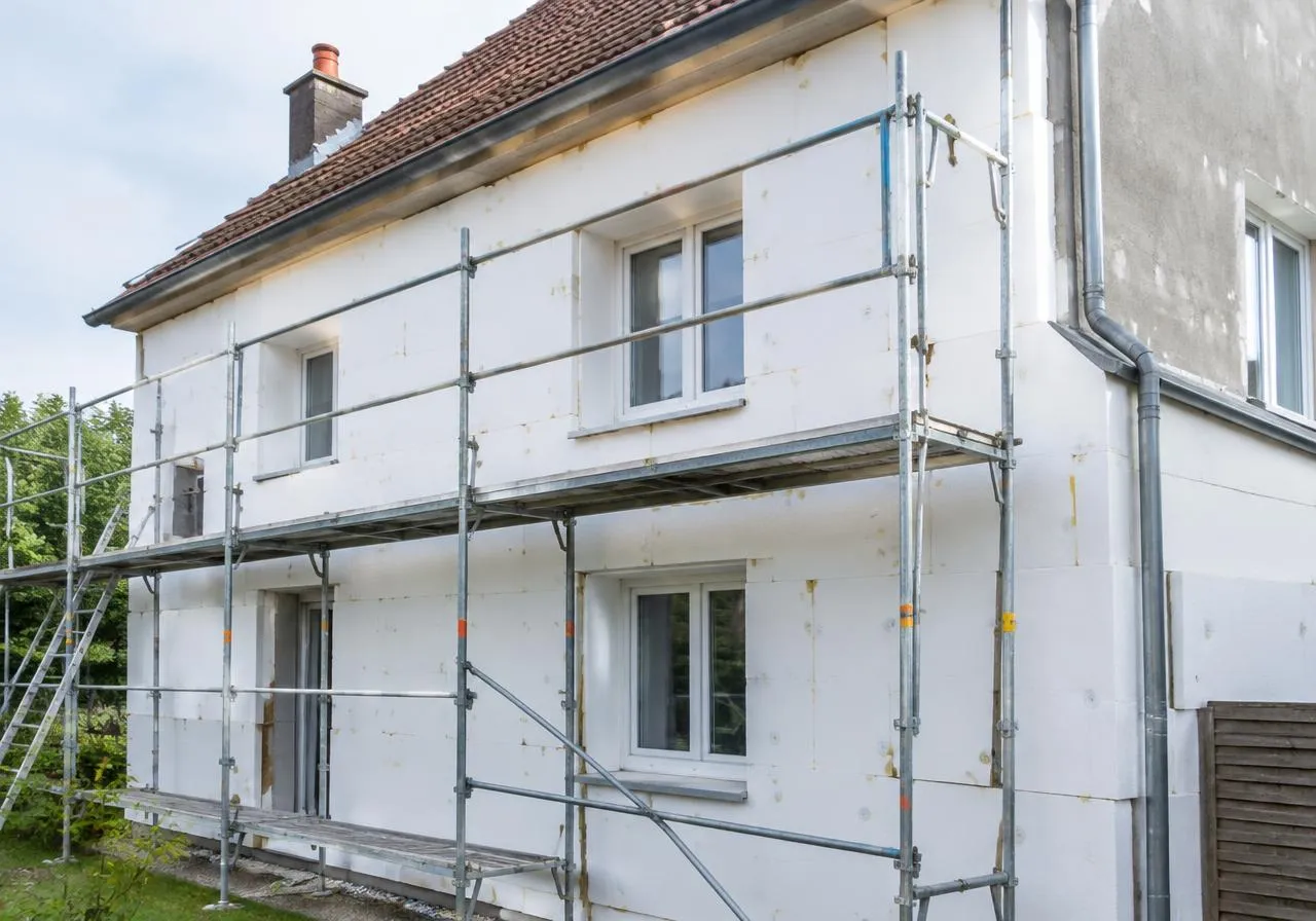 ITE Rennes : maison en cours d'isolation par l'extérieur avec panneaux isolants posés